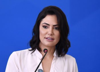 Michelle Bolsonaro Critica Lula, Janja e Aborda Temas Polêmicos no Evento do PL Mulher