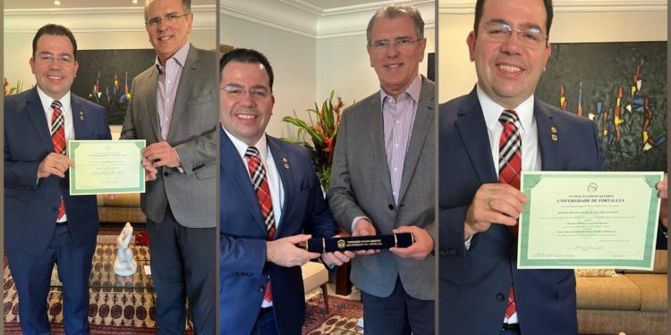 Deputado Wilker Barreto recebe diploma de doutorado em Administração, pelas mãos do reitor da Unifor, professor Dr. Randal Pompeu