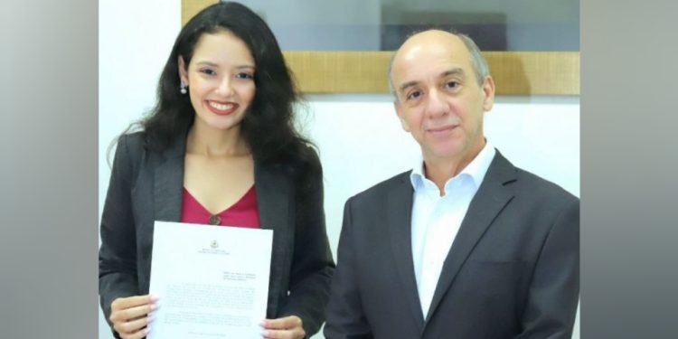 TCE-AM empossa nova servidora aprovada no concurso público de 2021