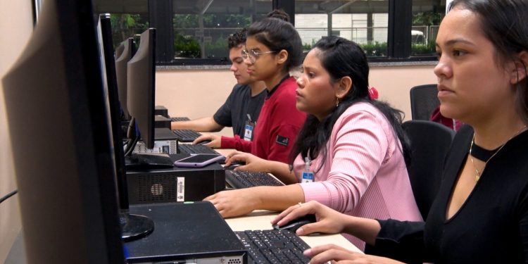 Escola do Legislativo da CMM encerra ano letivo com mais de 280 mil inscrições para cursos EAD