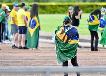 Bolsonaristas realizam manifestação em homenagem a réu do 8/1 morto na Papuda