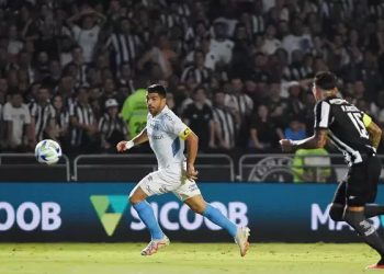 Suárez brilha, Grêmio vira sobre o Botafogo aplicando 4 a 3 e assume vice-liderança no Brasileirão 2023