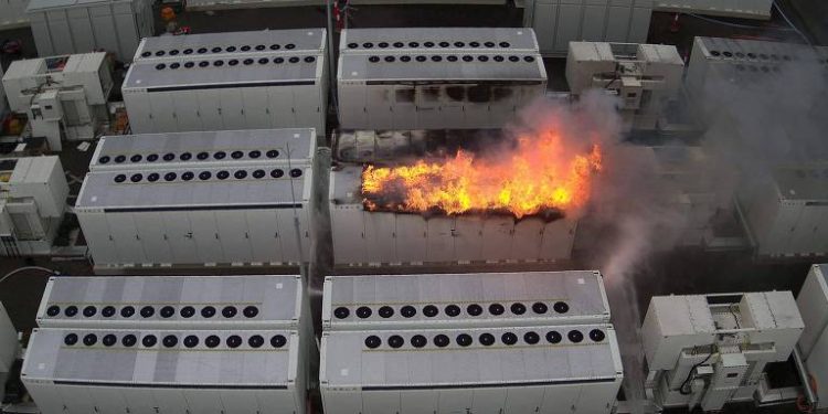 Risco de Incêndio em Carros Elétricos Desafia Segurança em Prédios Residenciais