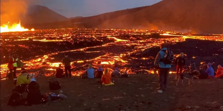 Erupção Vulcânica na Islândia: Imagens Impressionantes Revelam Evento na Península de Reykjanes