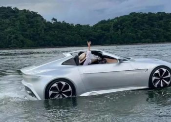 “Carro esportivo que flutua surpreende banhistas em SC”