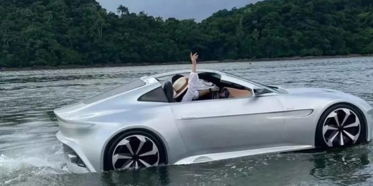 “Carro esportivo que flutua surpreende banhistas em SC”