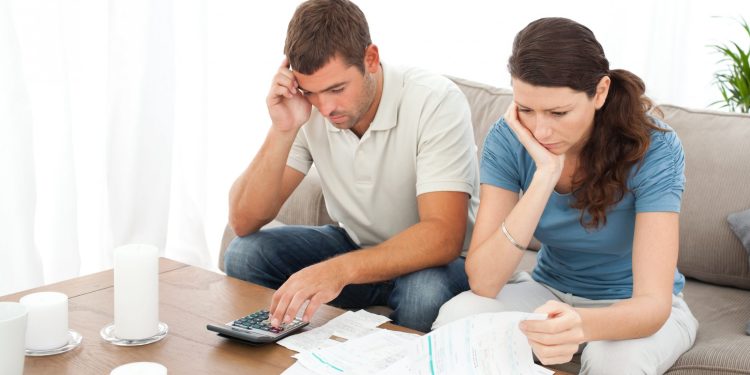 Perfil dos Endividados no Brasil: Solteiros à Frente, Divorciados com Maior Permanência em Dívidas