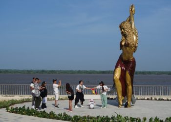 Escultura de mais de seis metros de Shakira é inaugurada na Colômbia