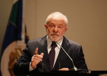 Decisão de Lula ameaça R$ 15 bilhões em emendas durante ano eleitoral, gerando reações no Congresso