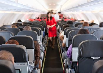 Mulher sobrevive a infarto durante voo com a ajuda de 15 cardiologistas a bordo