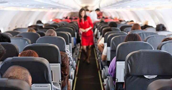 Mulher sobrevive a infarto durante voo com a ajuda de 15 cardiologistas a bordo