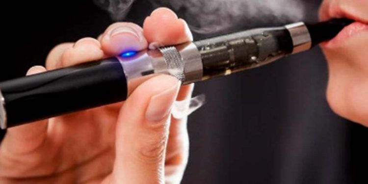 OMS recomenda proibição de cigarros eletrônicos com sabor e alerta sobre efeitos