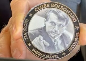 Bolsonaro Condecora Neymar Jr. com Medalha “Imbrochável”
