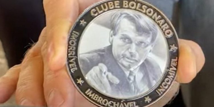Bolsonaro Condecora Neymar Jr. com Medalha “Imbrochável”