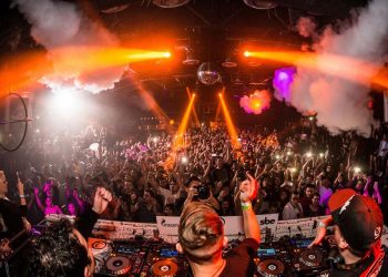 Grupo de Mulheres Reclama de Discriminação Após Serem Expulsas de Discoteca por Serem “Velhas Demais”