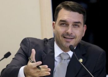 Flávio Bolsonaro elogia “Celular Seguro” do governo Lula para combater roubos