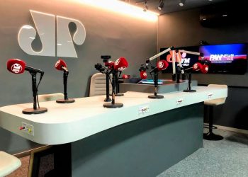 Jovem Pan mantém 2º lugar em ano desafiador e busca retorno da monetização no YouTube