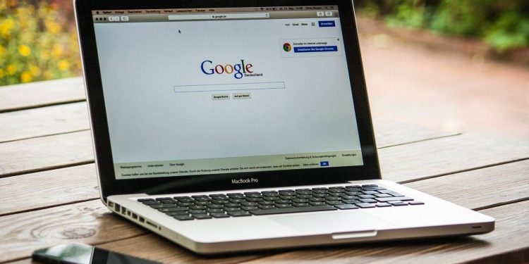 Salário Mínimo e Concursos Lideram Buscas no Google para o Ano de 2024 no Brasil