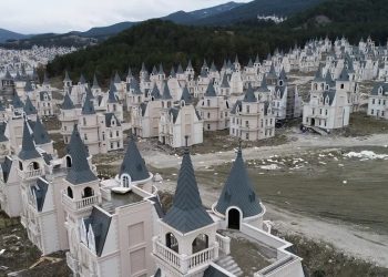 A impressionante e abandonada ‘cidade para ricos’ com 500 castelos