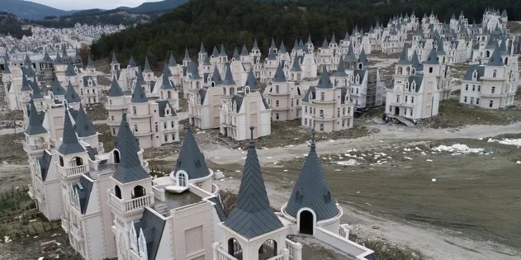 A impressionante e abandonada ‘cidade para ricos’ com 500 castelos