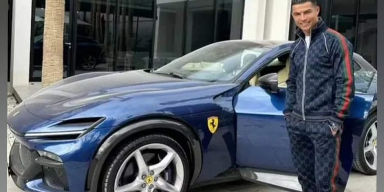 Cristiano Ronaldo revela sua mais recente aquisição: Ferrari Purosangue azul avaliada em R$ 2,8 milhões; coleção ultrapassa R$ 100 milhões