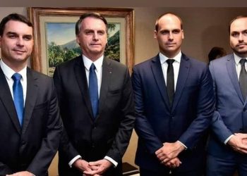 Clã Bolsonaro minimiza aniversário do 8/1, e Michelle homenageia réu morto na Papuda