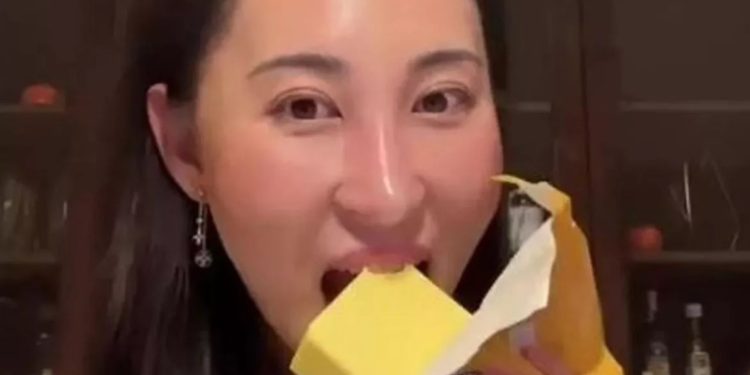 Mulher Adota Dieta Inusitada com Barra de Manteiga e 22 Ovos Diários e Alega Benefícios à Saúde