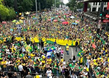 Apoiadores de Bolsonaro se reúnem na Avenida Paulista com bandeiras do Brasil e de Israel