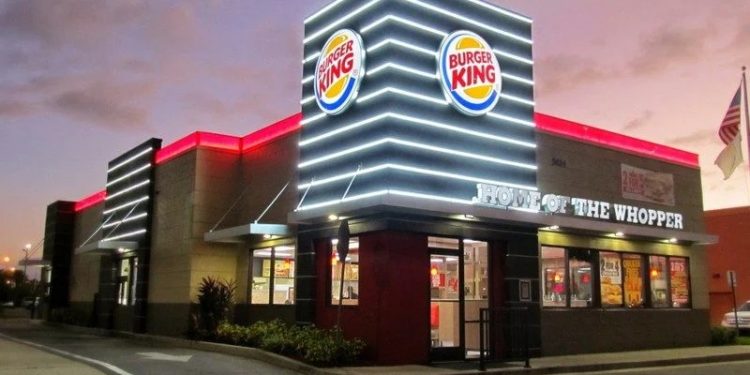 Dona do Burger King negocia para adquirir operações da Starbucks no Brasil