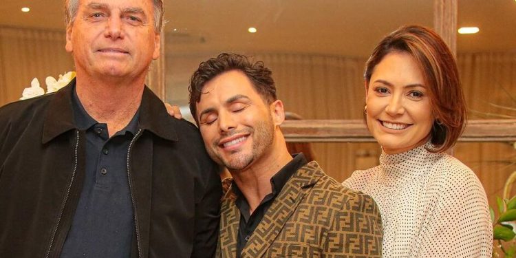 Bolsonaro anuncia linha de perfume masculino em parceria com Fernandez