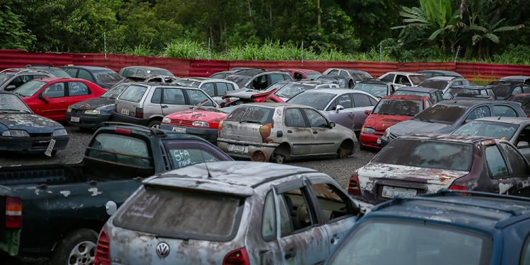 Detran-AM abre período de visitação do segundo leilão de sucatas do ano
