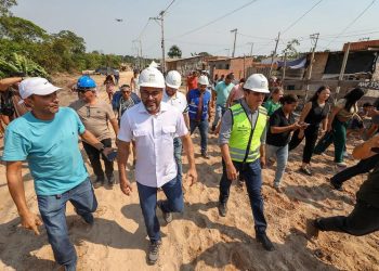 “Nós vamos sair da lama”, destaca moradora do Parque Solimões após chegada do programa Asfalta Amazonas