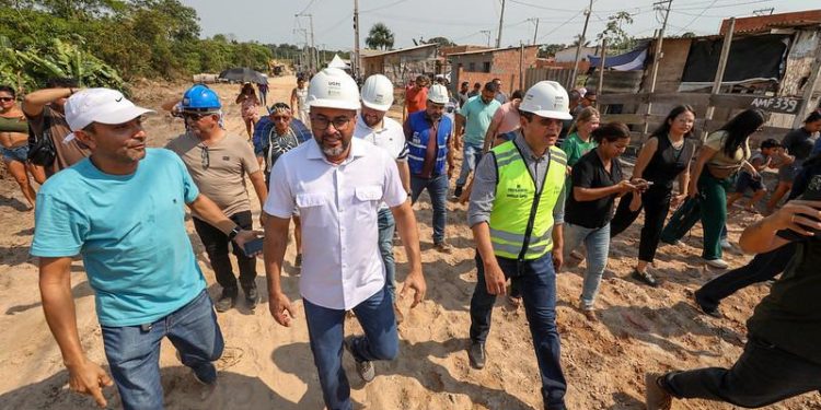 “Nós vamos sair da lama”, destaca moradora do Parque Solimões após chegada do programa Asfalta Amazonas