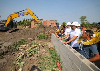 Governador Wilson Lima vistoria obras de saneamento do programa Asfalta Amazonas no bairro Tarumã