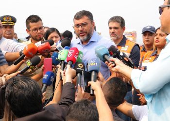 Governador Wilson Lima acompanha primeiro envio de ajuda humanitária para municípios já afetados pela estiagem