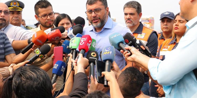 Governador Wilson Lima acompanha primeiro envio de ajuda humanitária para municípios já afetados pela estiagem