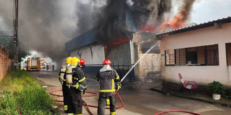 Corpo de Bombeiros combate incêndio em galpão de fábrica na zona norte de Manaus