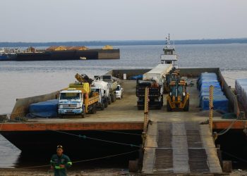 Governo do Amazonas inicia embarque de equipamentos para obras de água e esgoto do Prosai Parintins