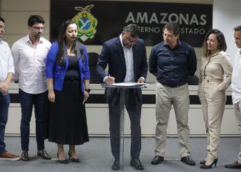 Governador Wilson Lima assina contrato para construção de residencial do Amazonas Meu Lar em Petrópolis