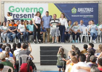 Governador Wilson Lima entrega títulos definitivos de propriedade na 15ª edição do Governo Presente, na zona norte