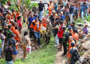 Governo do Amazonas mobiliza operação de resgate de vítimas de deslizamento de terra no bairro Redenção