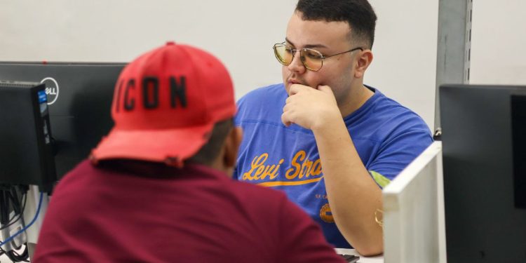 Sine Amazonas divulga 156 vagas de emprego para esta sexta-feira