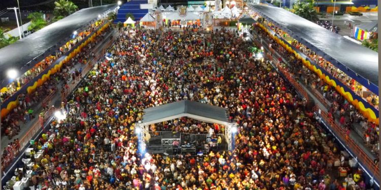 Carnaval 2025 de Coari: Um show de Cores e Alegria!