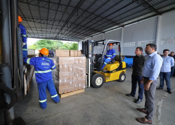 Ilumina+ Amazonas: Governador Wilson Lima vistoria envio de luminárias em LED para Borba e Uarini