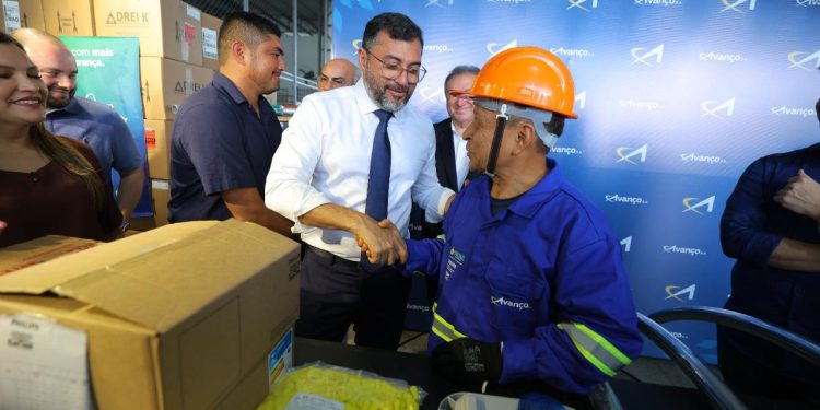 Ilumina+ Amazonas: Governador Wilson Lima vistoria envio de luminárias de LED para Jutaí e Fonte Boa