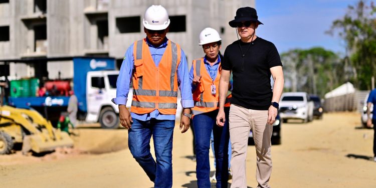 Prefeito David Almeida fiscaliza obras em conjuntos habitacionais na zona Oeste