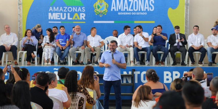 Governador Wilson Lima entrega títulos definitivos e anuncia regularização de 1,8 mil imóveis em Manaus