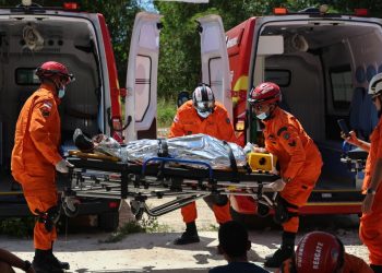 Treinamento do Corpo de Bombeiros do Amazonas simula resgate de 25 vítimas em desabamento de prédio comercial
