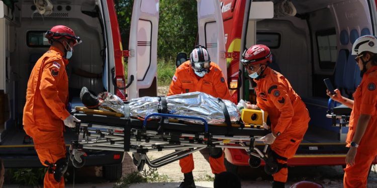 Treinamento do Corpo de Bombeiros do Amazonas simula resgate de 25 vítimas em desabamento de prédio comercial