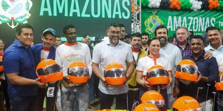 Motociclista Legal: Detran-AM contempla 100 mototaxistas de Rio Preto da Eva com kits de segurança